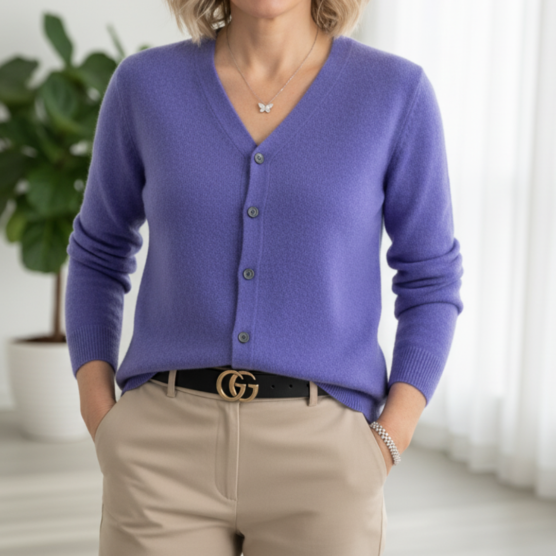 Pull en cachemire Anna de Danoir Paris, chic et élégant, porté en situation décontractée avec un style sophistiqué.