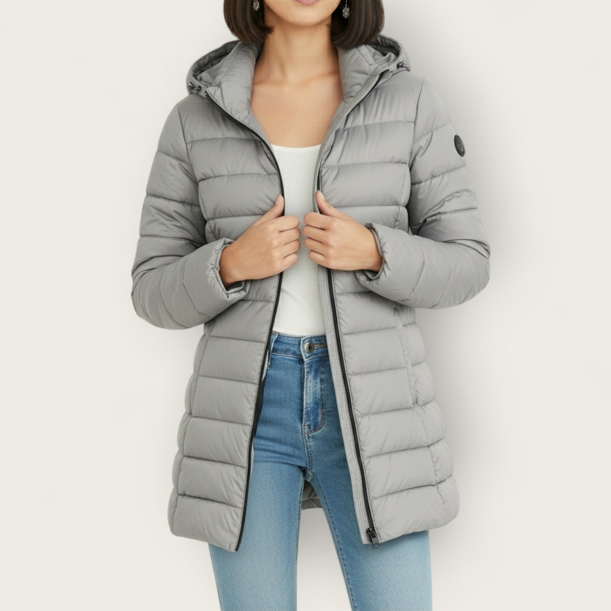 Veste hivernale élégante Eliza de Danoir Paris, coupe sophistiquée, tissu chaud et confortable, idéale pour l'hiver.