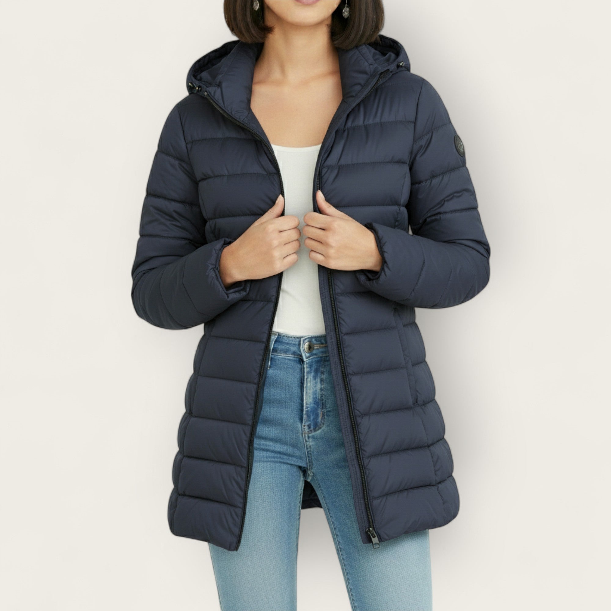 Veste hivernale élégante Eliza de Danoir Paris, en tissu chaud, avec col en fourrure synthétique, portée en plein air.