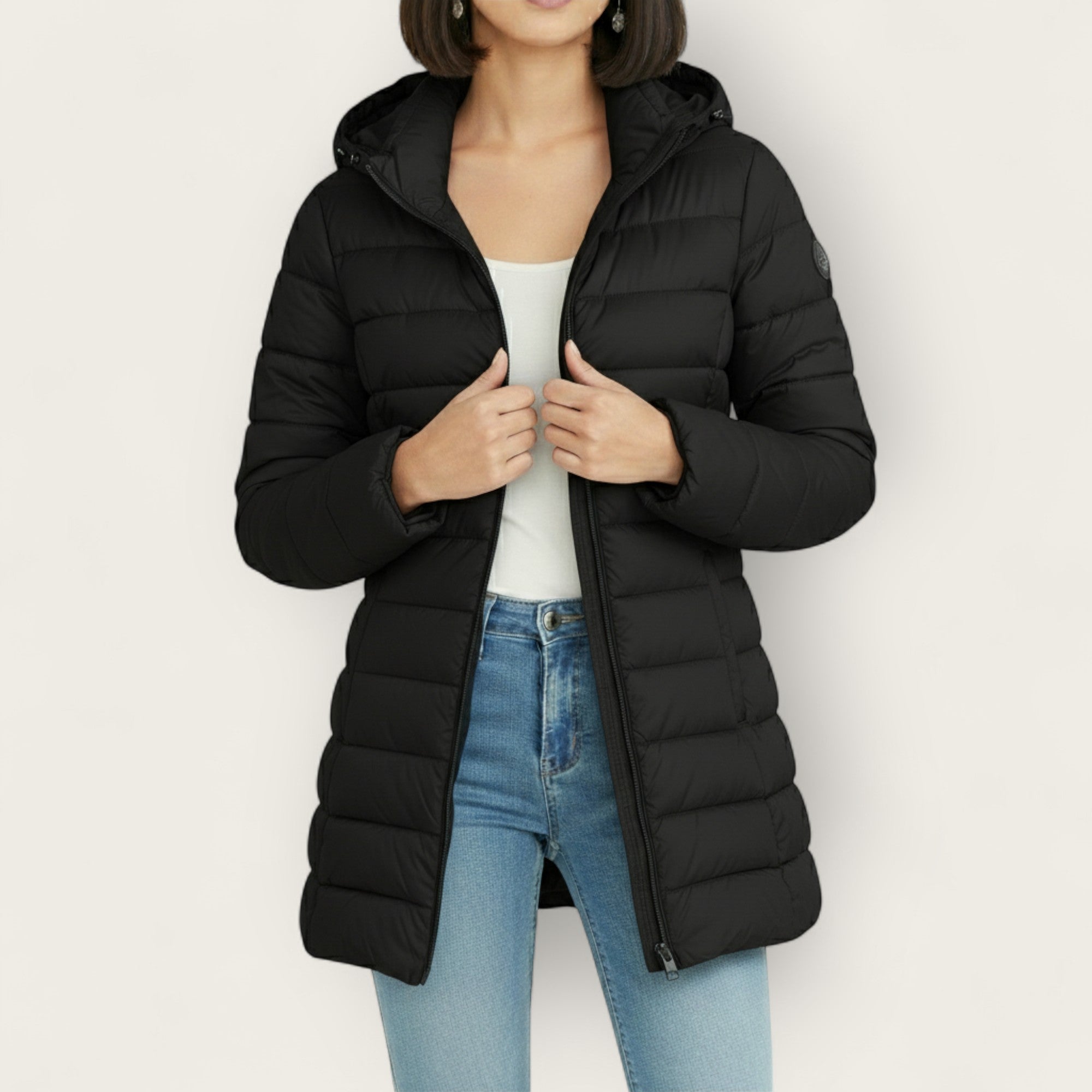 Veste hivernale élégante Eliza de Danoir Paris, coupe sophistiquée, tissu chaud, portée avec col et manches longues.