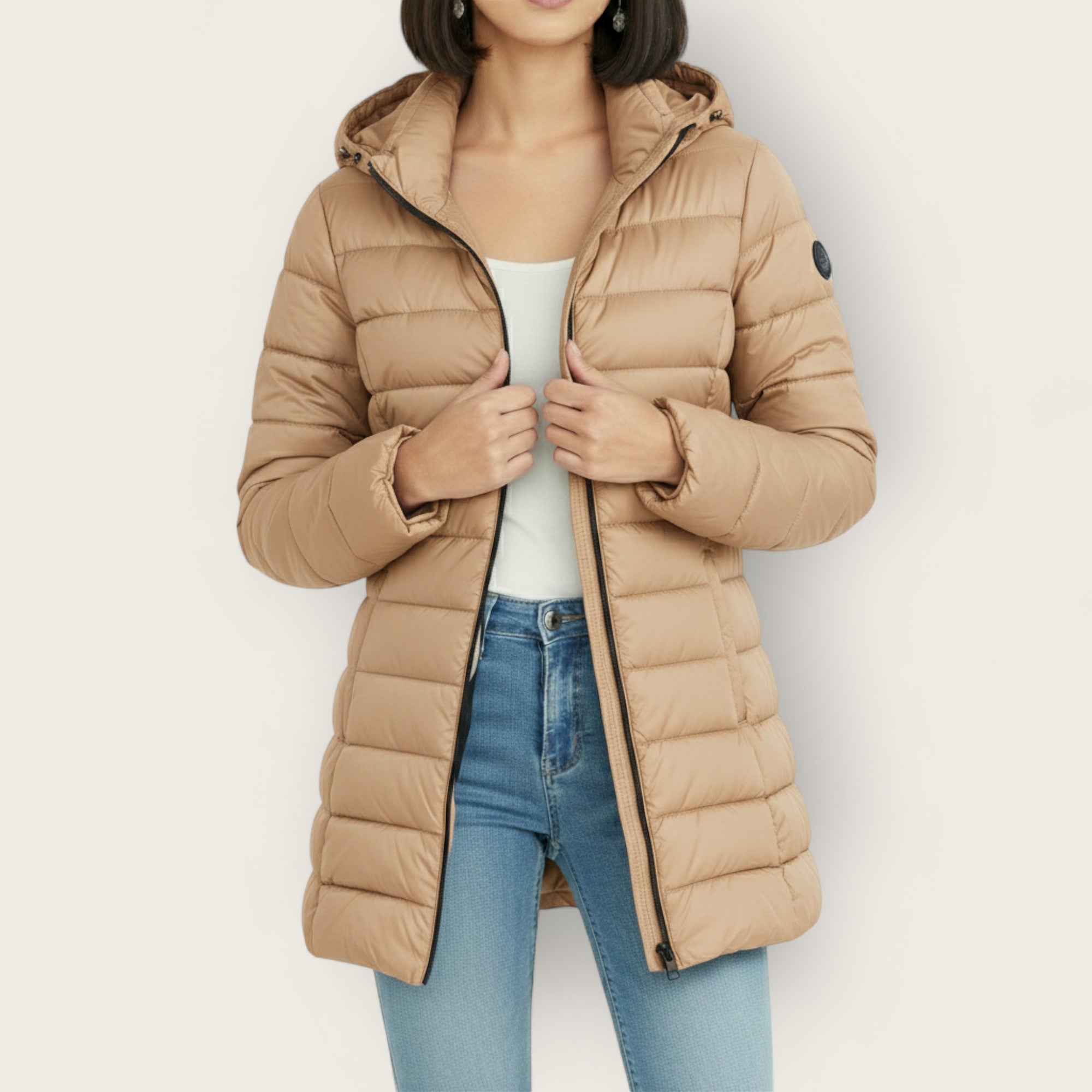 Veste hivernale élégante Eliza de Danoir Paris, tissu chaud et design sophistiqué pour femme, vue de face.