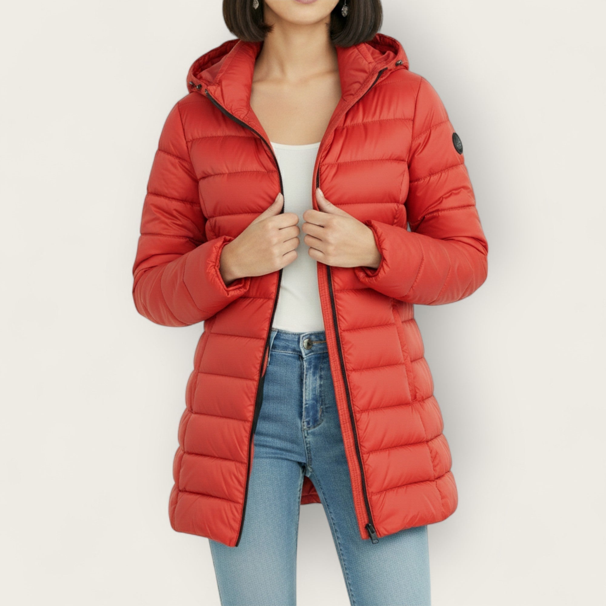 Veste d'hiver élégante Eliza de Danoir Paris, en tissu chaud avec col en fourrure synthétique, portée sur un mannequin.