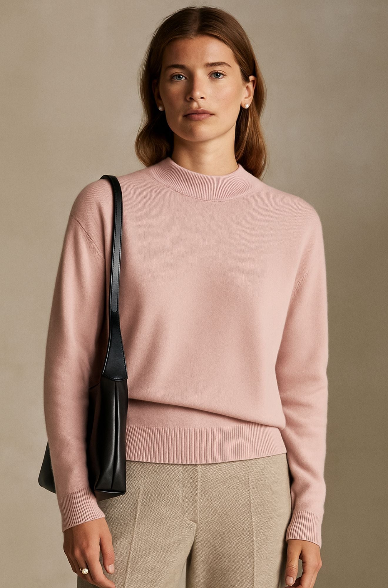Pull en cachemire élégant de Danoir Paris, modèle FR1287, porté en vue de face, couleur neutre et texture douce visible.