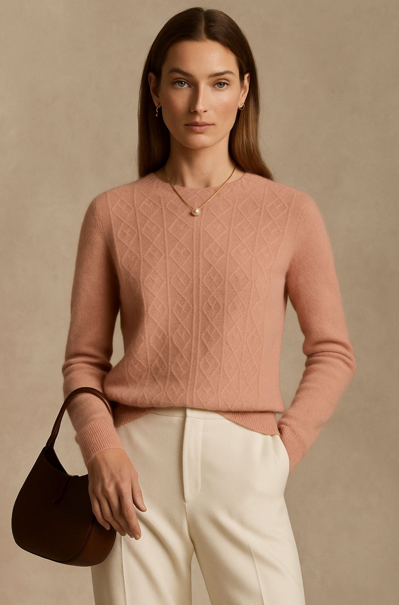 Pull en cachemire élégant Danoir Paris Albury, finition douce, couleur neutre, porté sur mannequin.