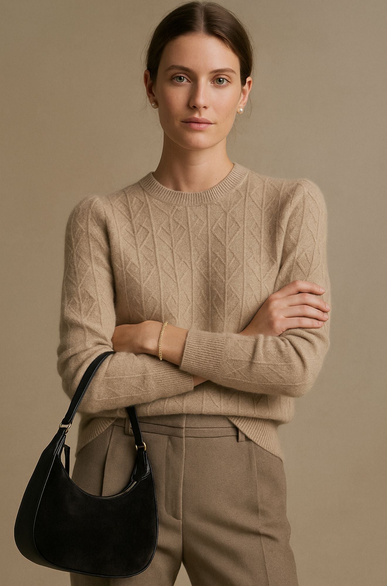 Pull en cachemire élégant Albury de Danoir Paris, finition raffinée, couleur neutre, porté sur un mannequin beige.