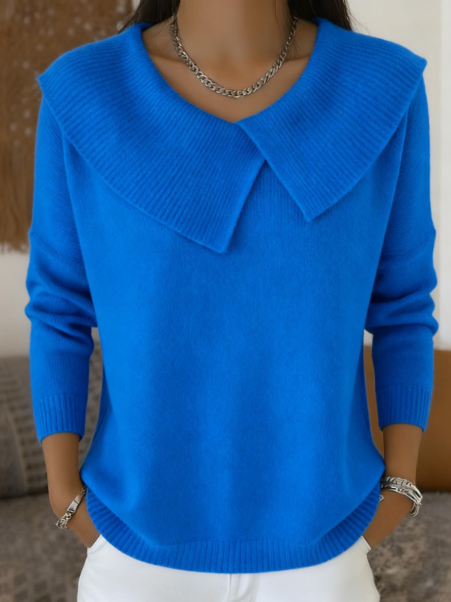 Pull doux d'hiver Lucia de Danoir Paris, élégant, en laine beige, porté avec col cheminée et manches longues.