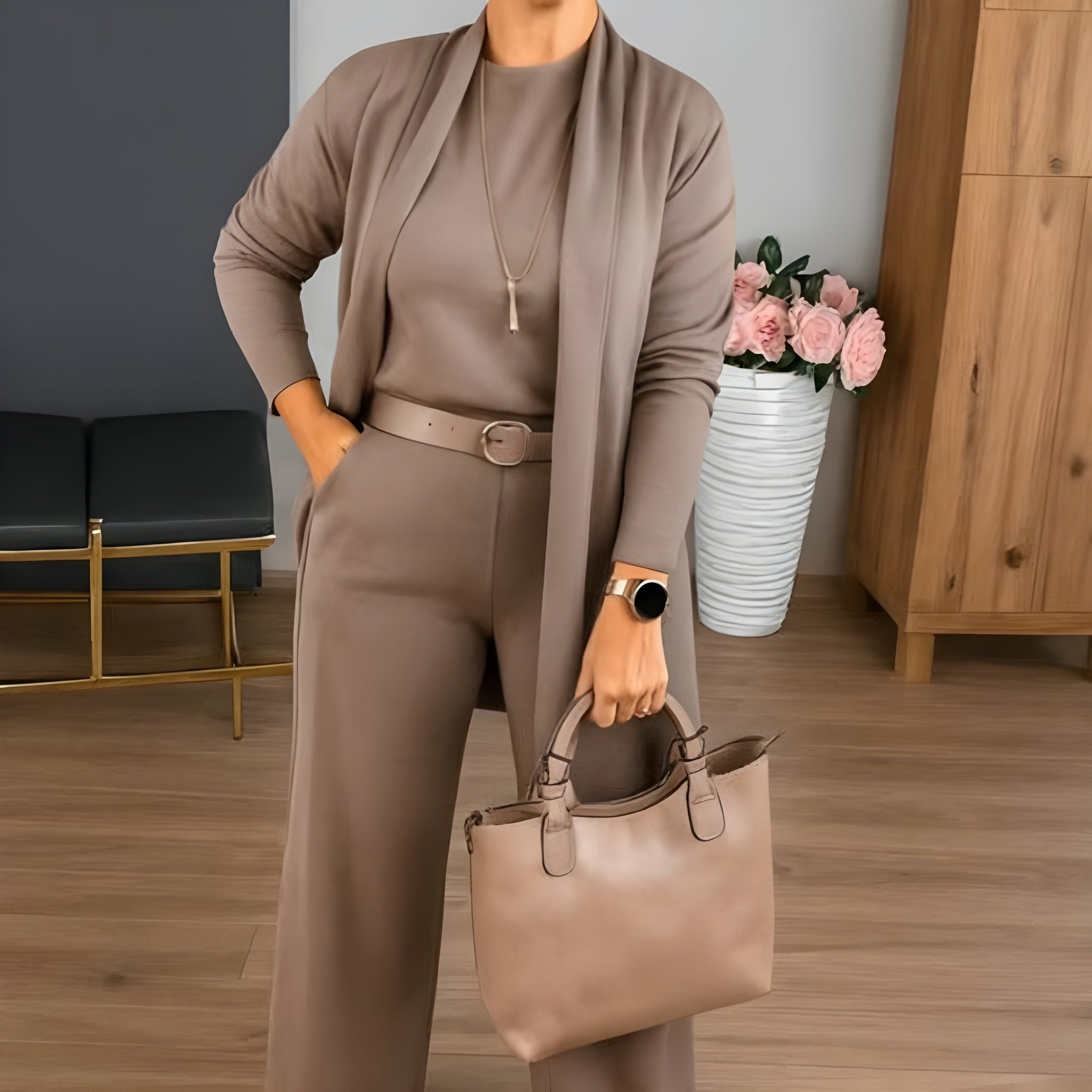 Ensemble féminin Sophie Danoir Paris, élégant et polyvalent, comprenant trois pièces avec chemisier, pantalon et veste.