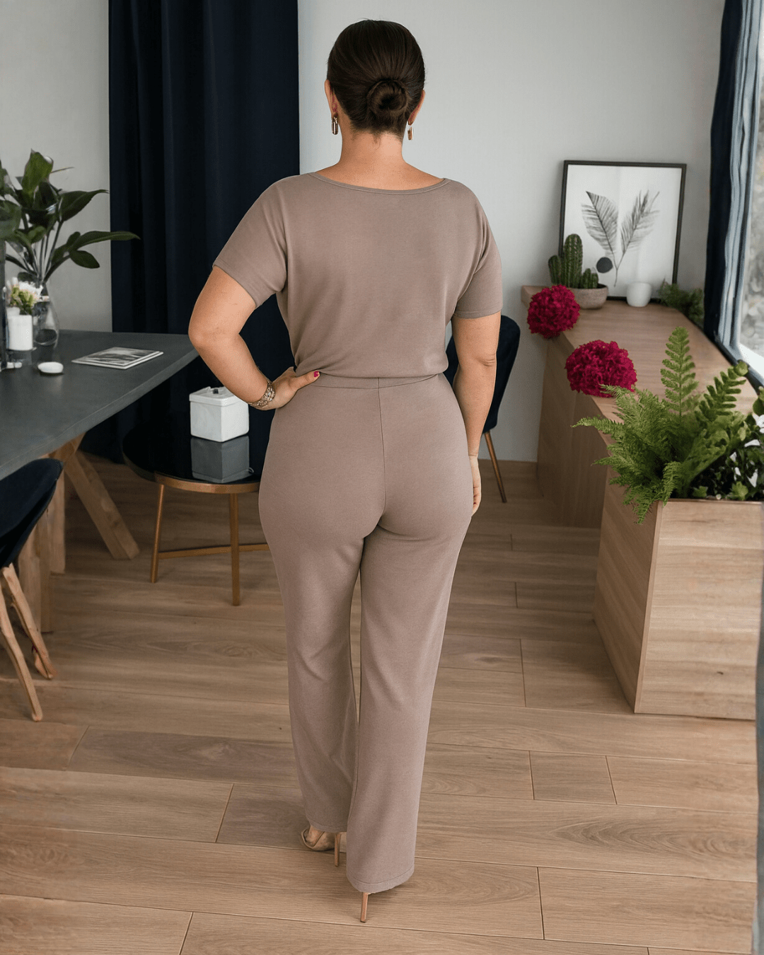 Ensemble élégant Sofía de Danoir Paris, polyvalent, en tissu léger avec détails sophistiqués, parfait pour diverses occasions.
