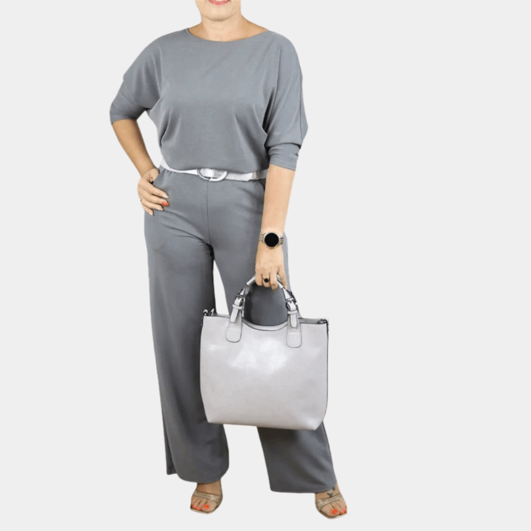Ensemble élégant multifonction Sofía de Danoir Paris, veste et pantalon en tissu chic, couleur neutre, porté sur mannequin.