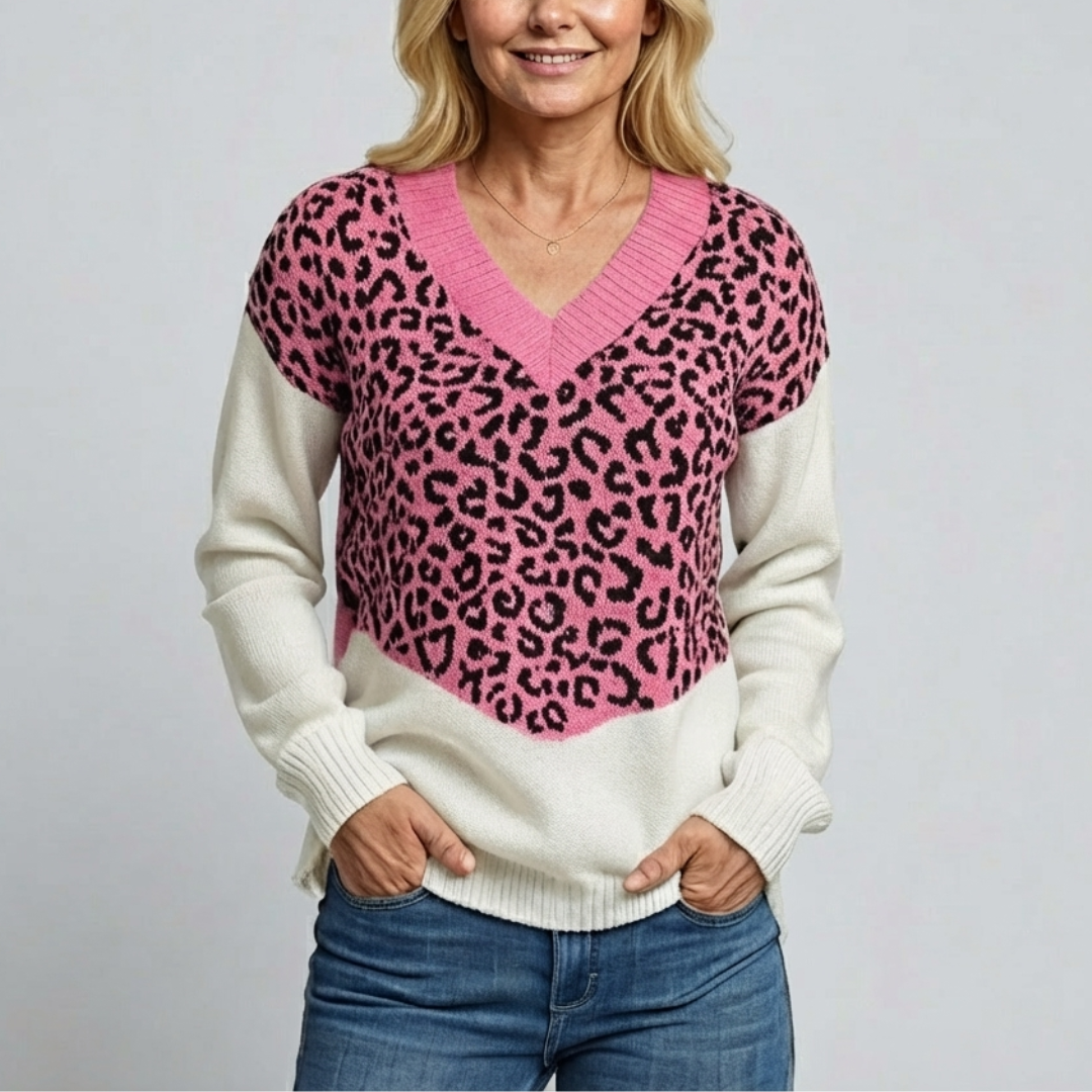 Pull léopard chic Isa de Danoir Paris, modèle FR1311, porté avec col en V et motif animalier tendance.