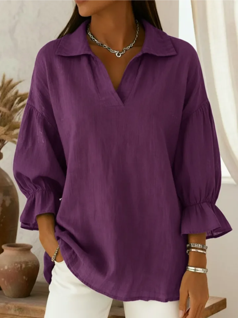 Blouse élégante Mara de Danoir Paris en tissu doux, couleur claire, portée sur mannequin, détail de coupe sophistiquée.