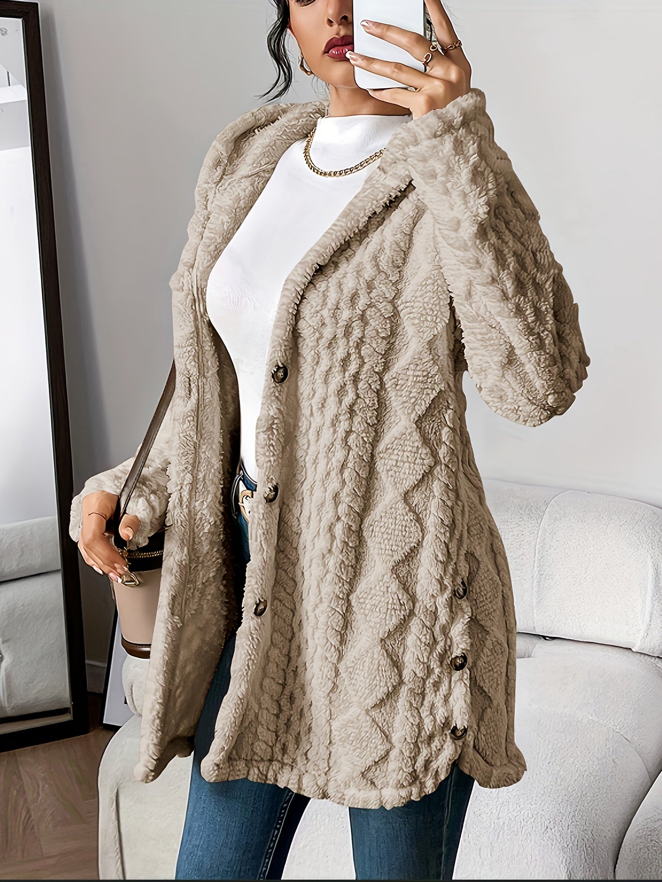 Cardigan chic et douillet Elise de Danoir Paris, en maille douce avec boutons, porté sur un fond neutre.
