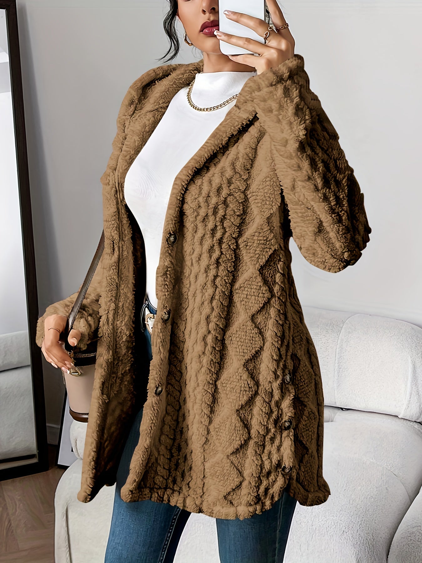 Cardigan chic et douillet Elise de Danoir Paris, en laine douce, porté avec col en V et manches longues.