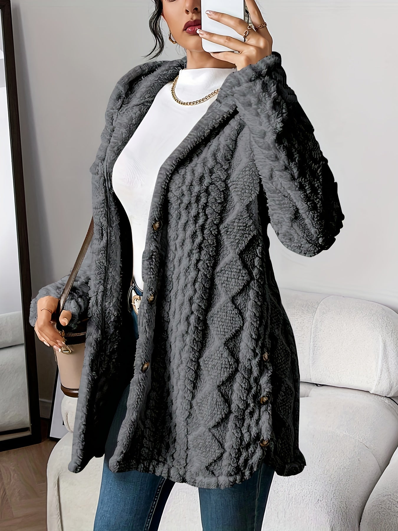 Cardigan chic et douillet Elise de Danoir Paris, tissu doux, coupe élégante, porté en situation décontractée.
