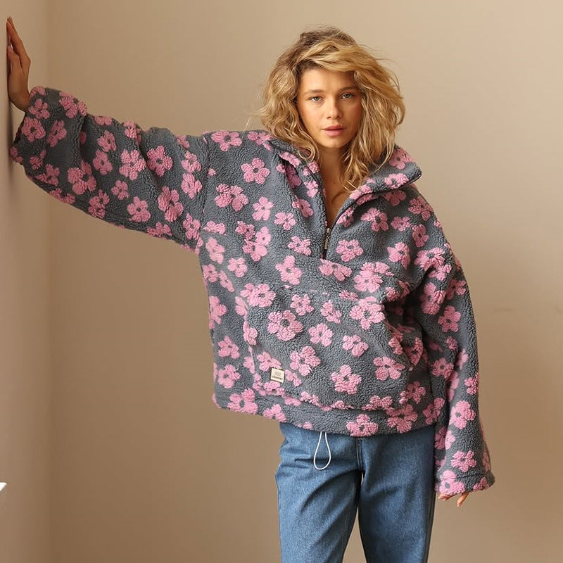Pull oversize floral Maisy de Danoir Paris, doux et confortable, avec motif floral coloré, porté façon décontractée.