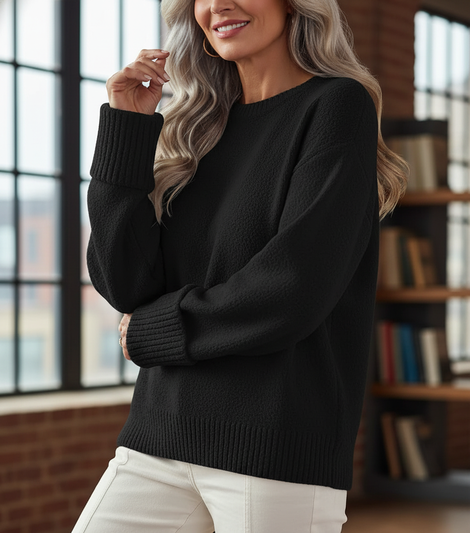 Pull doux et élégant Danoir Paris FR1326, enfilé sur un mannequin, en laine beige avec col en V.