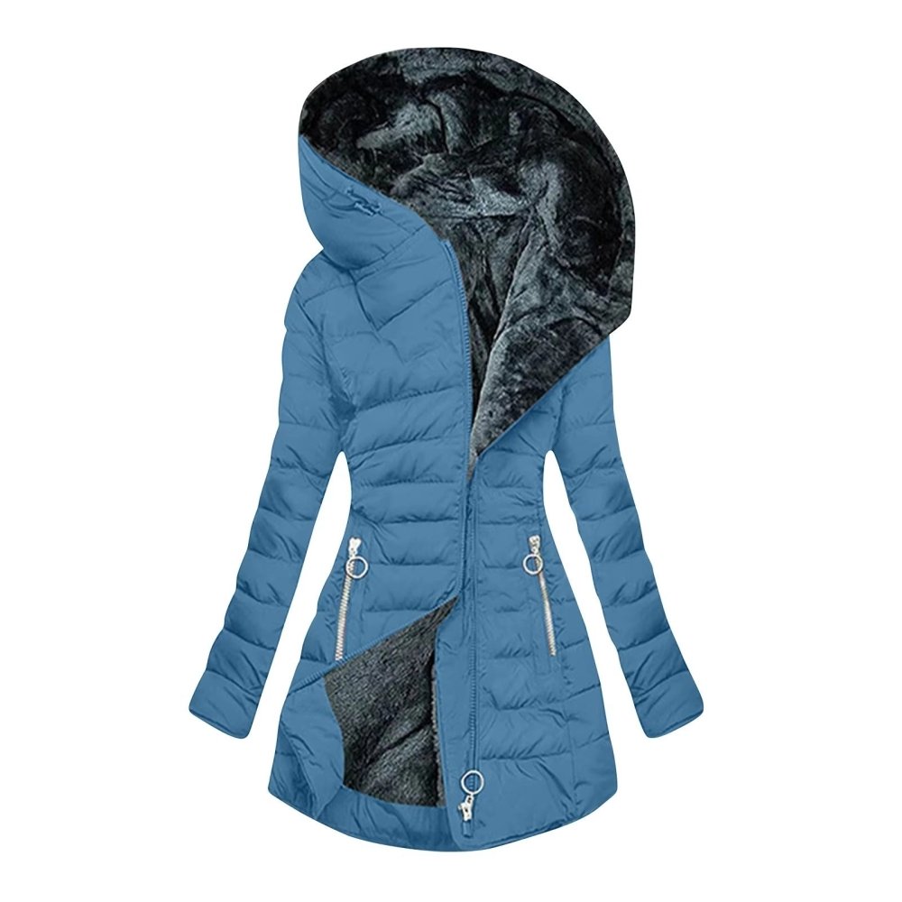 Manteau d'hiver élégant Danoir Paris Elena, modèle FR1343, en tissu vert clair, porté en extérieur.