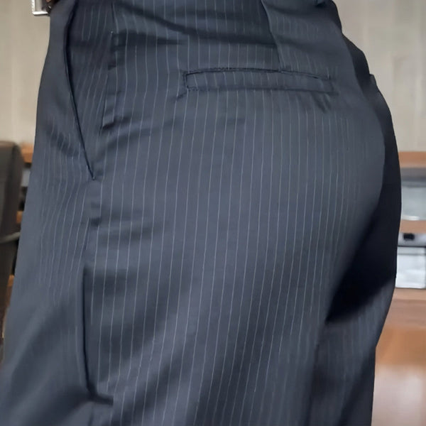 Pantalon élégant Mathilda de Danoir Paris en tissu bleu foncé, coupe polyvalente, vue de face sur mannequin.