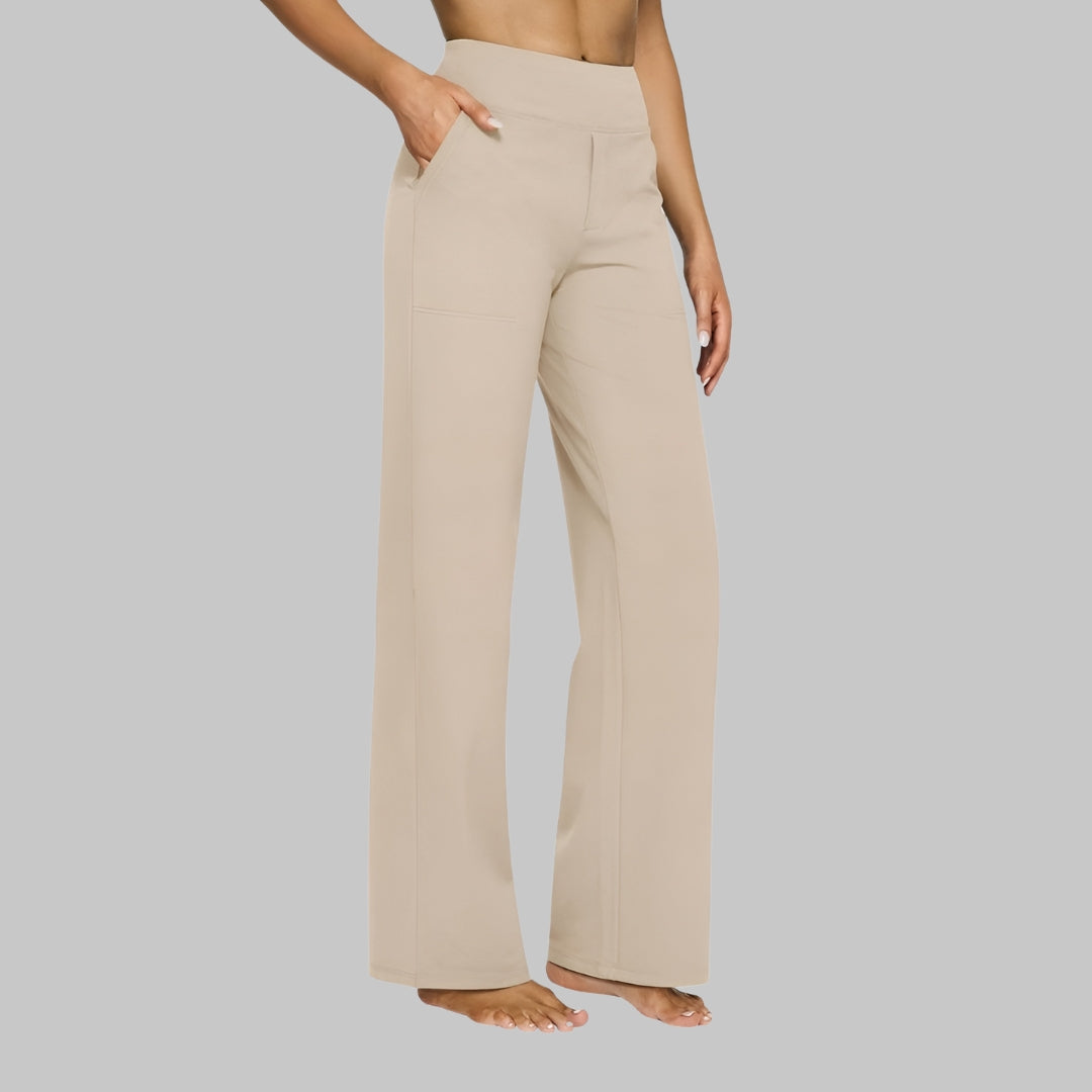 Pantalon comfortable et stylé Klara de Danoir Paris, en tissu doux, porté avec une ceinture élégante et coupe moderne.