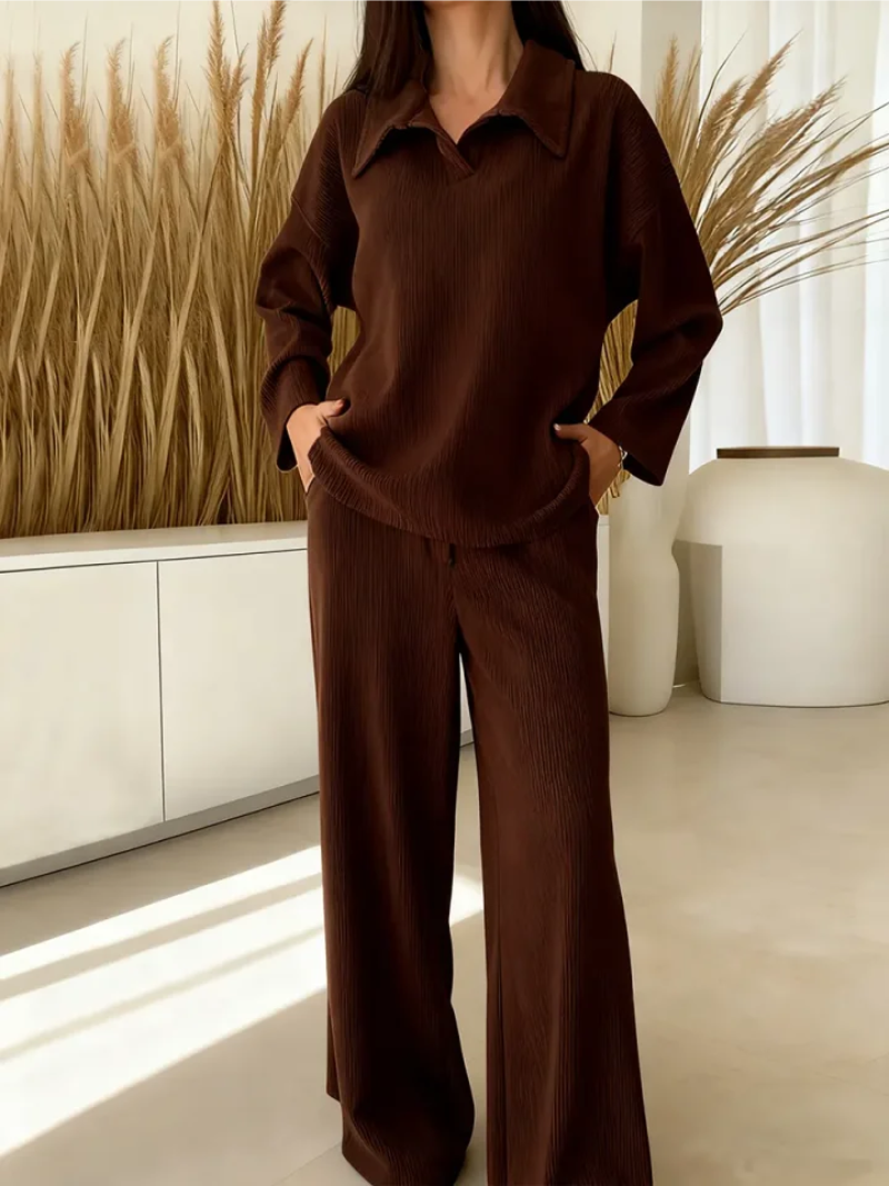 Ensemble Elena doux et élégant de Danoir Paris, vêtement féminin avec tissu fluide et détails raffinés.
