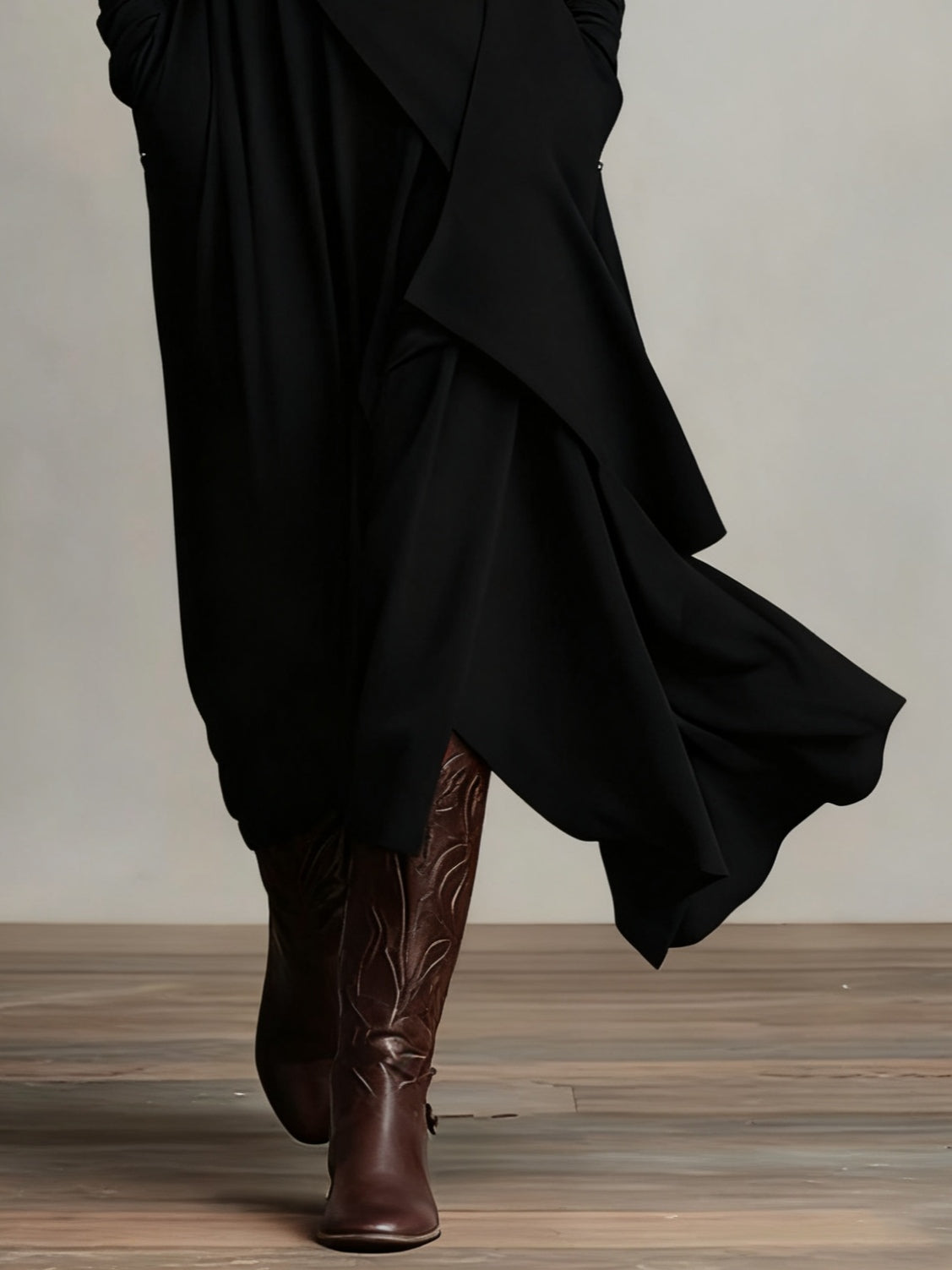 Robe en laine élégante Tanya de Danoir Paris, coupe sophistiquée, couleur neutre, portée avec accessoires.