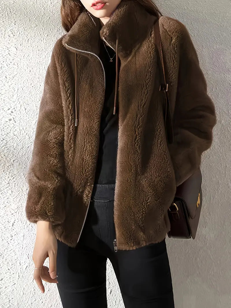 Veste fleece élégante Maliza Danoir Paris, vue de face, en tissu doux avec col et fermeture éclair, style moderne et confortable.
