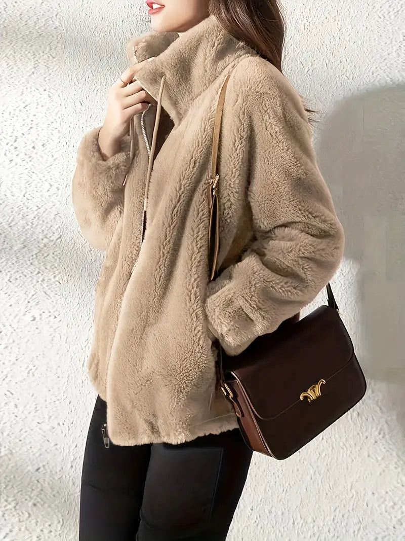 Veste en fleece élégante Danoir Paris Maliza, coupe ajustée, couleur neutre, détails modernes, portée sur un mannequin.