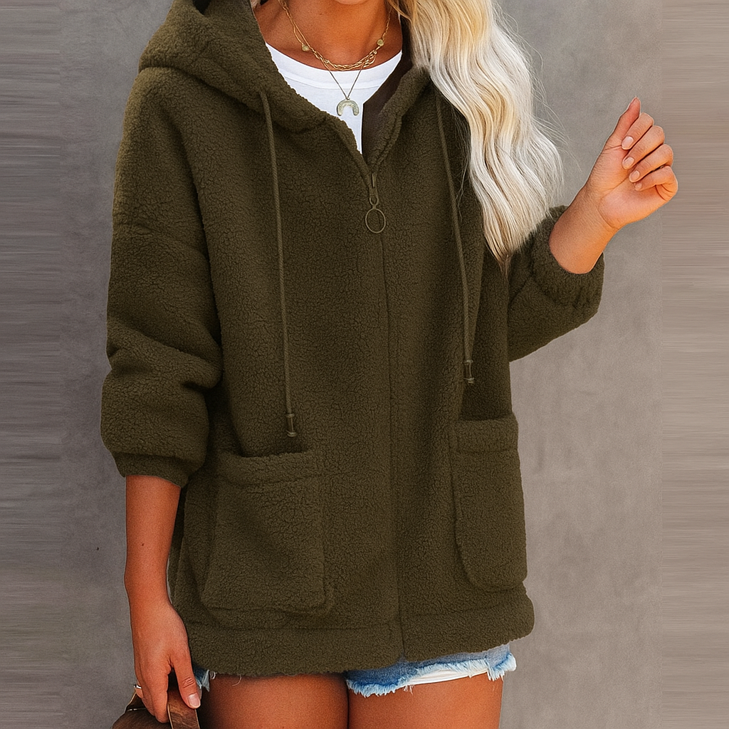 Veste en fleece élégante Nordberg de Danoir Paris, coupe moderne, tissu doux, portée sur un mannequin, couleur grise.