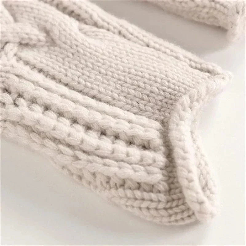 Pull roulé élégant Jennan Danoir Paris, en maille douce, porté avec col rond et manches longues, couleur neutre.