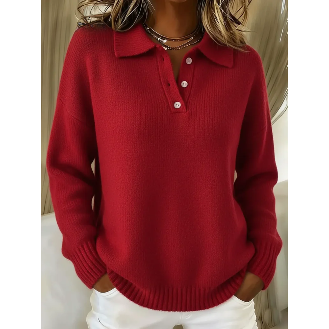 Pull polo élégant Clara de Danoir Paris, en tissu fin, couleur neutre, porté sur mannequin, détails du col et des manches visibles.