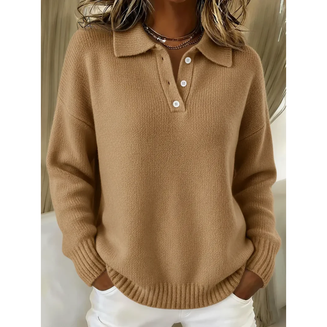 Pull polo élégant Clara de Danoir Paris, en tissu doux, couleur neutre, porté avec col et boutons visibles.