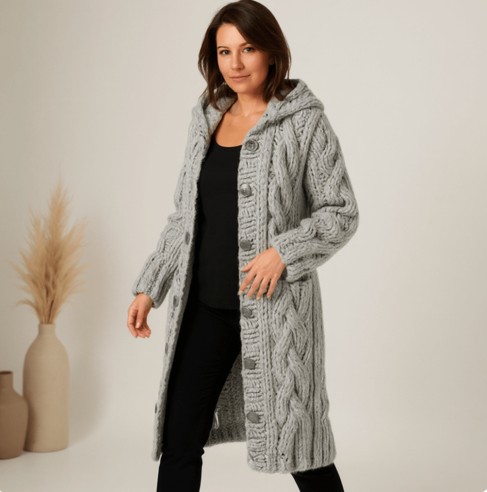 Manteau tricoté élégant Marylin de Danoir Paris, coupe sophistiquée et tissu chaud, porté en situation décontractée.