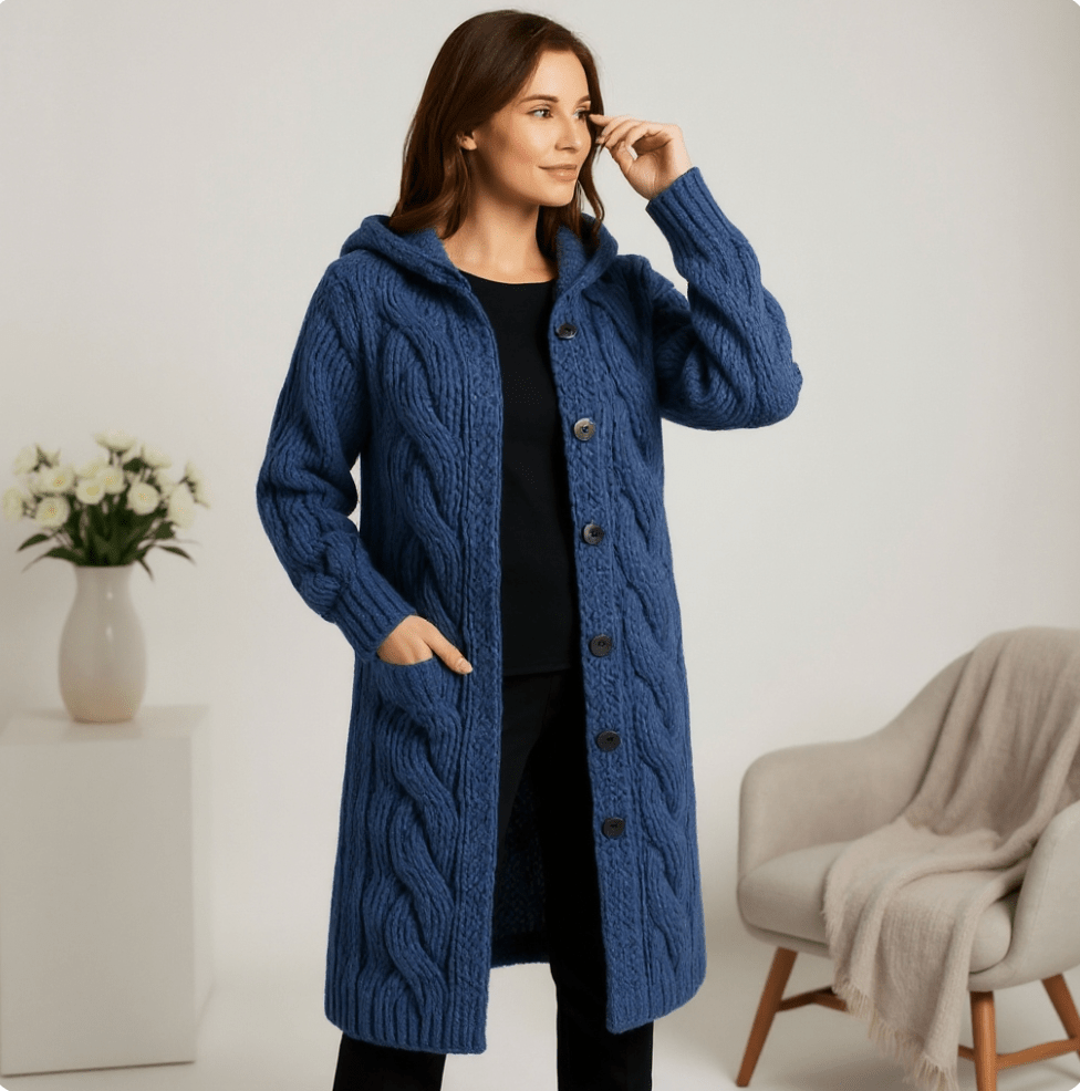 Manteau tricoté élégant Marylin de Danoir Paris en bleu, style chic et confort, porté par un mannequin.