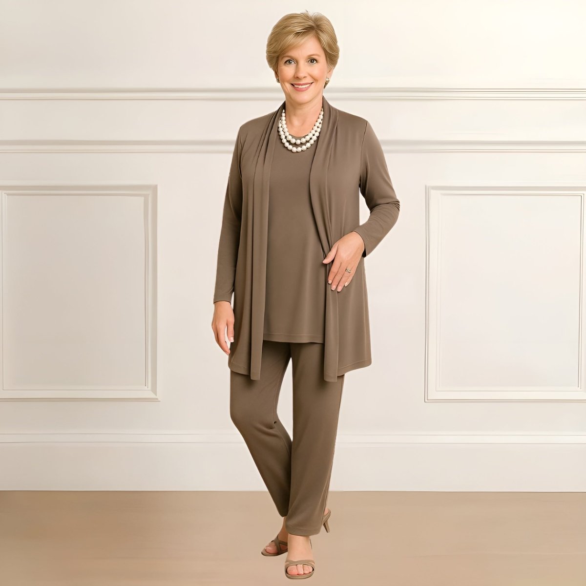 Ensemble élégant 3 pièces Rosy de Danoir Paris avec cardigan, haut et pantalon, porté dans une image.