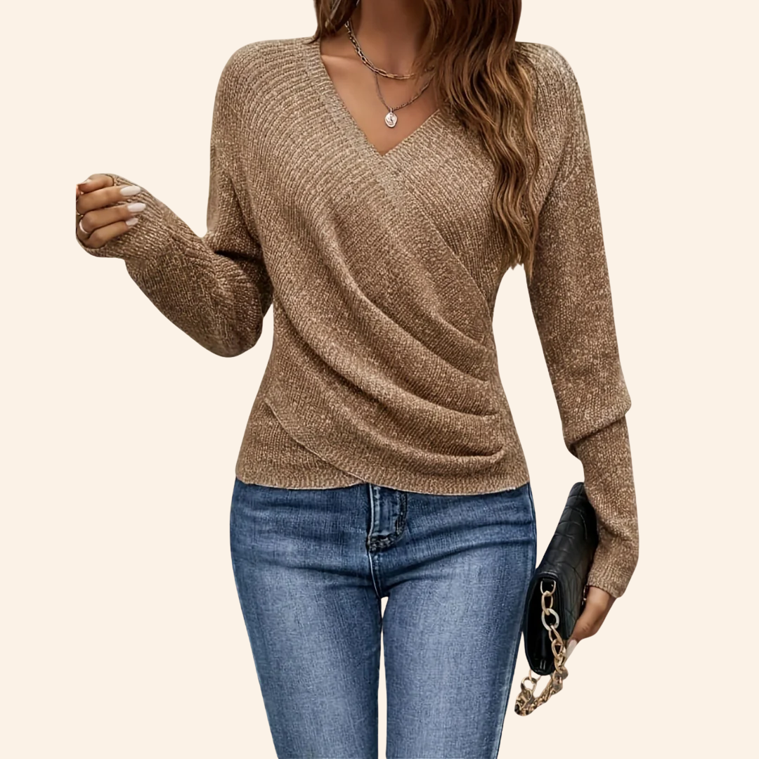 Haut enveloppant élégant Jasmijn de Danoir Paris, en tissu fluide, couleur neutre, porté sur mannequin.