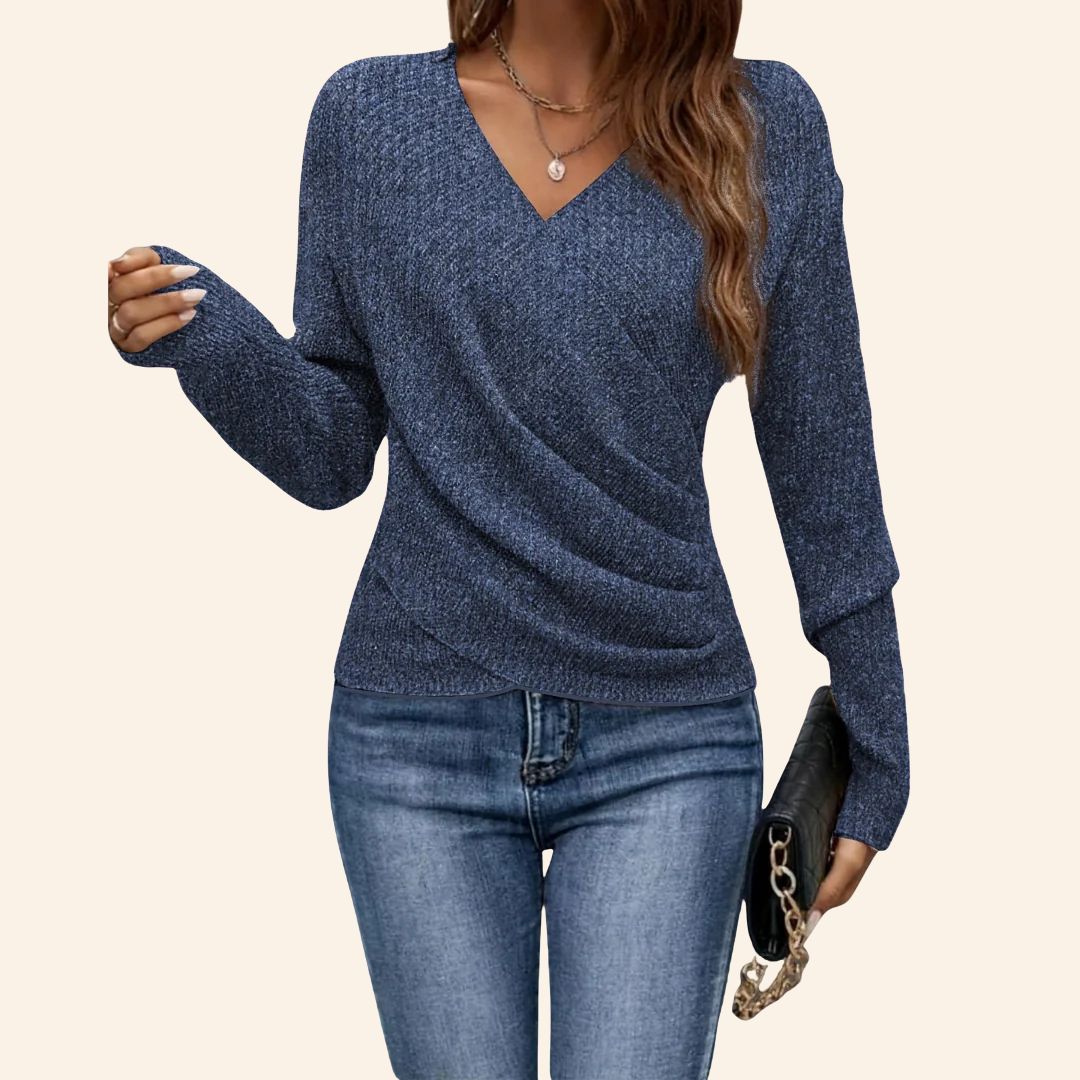 Haut enveloppant élégant Jasmijn de Danoir Paris, en tissu fluide, couleur neutre, porté par un mannequin.