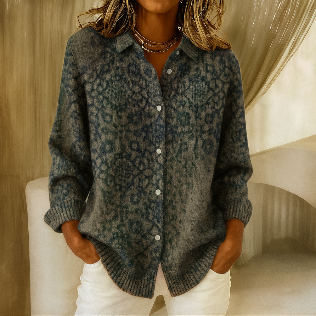 Cardigan long élégant Elisa de Danoir Paris, en maille fine, porté ouvert avec manches longues et finition raffinée.
