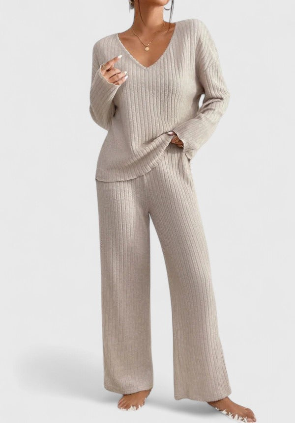 Ensemble de détente élégant Elin de Danoir Paris, tissu doux et confortable, porté par un mannequin.