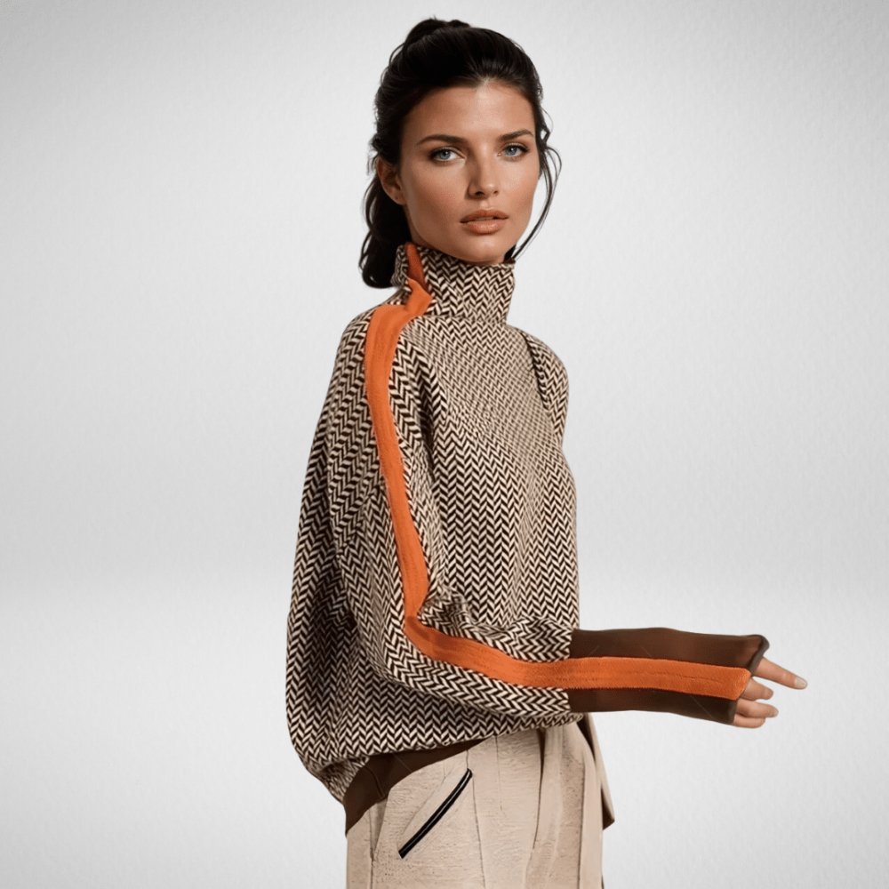 Pull col roulé élégant Clémence de Danoir Paris, en laine douce, couleur neutre, porté sur mannequin.