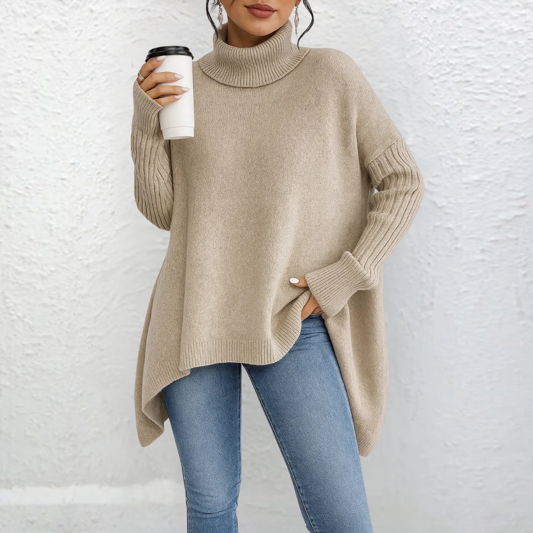 Pull polo élégant Brigitte de Danoir Paris, en tissu doux, couleur neutre, porté sur mannequin.