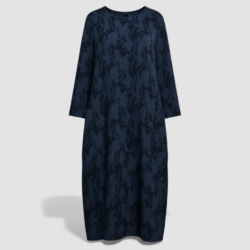 Robe aérée élégante Elvane de Danoir Paris, en tissu bleu, avec coupe fluide et détails sophistiqués.