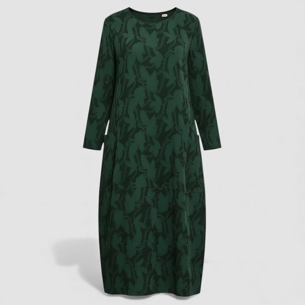 Robe aérée verte de Danoir Paris, modèle Elvane, élégante, avec un tissu léger et fluide, portée dans une image en gros plan.