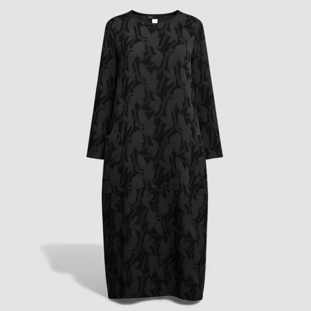 Robe aérée élégante Elvane de Danoir Paris en tissu noir, vue de face, avec détails légers et sophistiqués.
