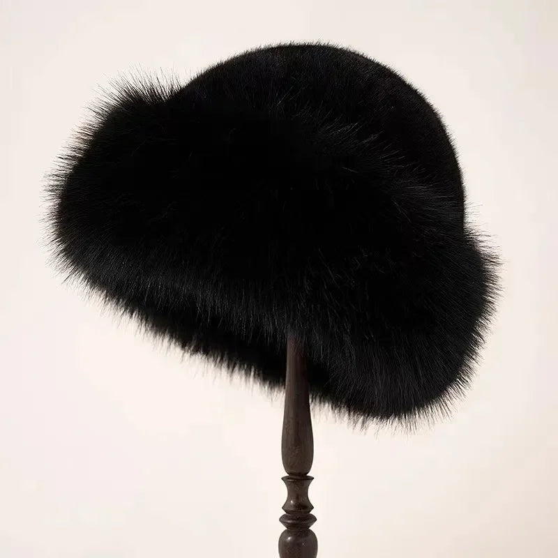Chapeau élégant et douillet Sofie de Danoir Paris, style sophistiqué en tissu chaud, parfait pour l'hiver.
