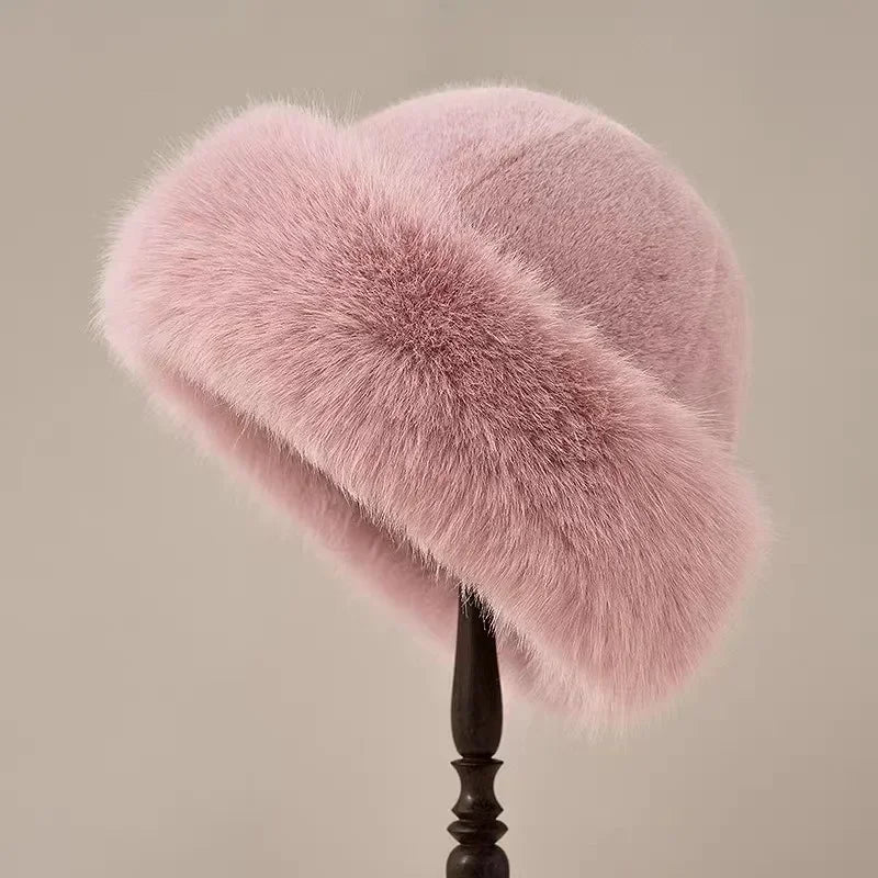 Chapeau élégant et douillet Sofie de Danoir Paris, style chic avec texture douce, porté sur une tête féminine.