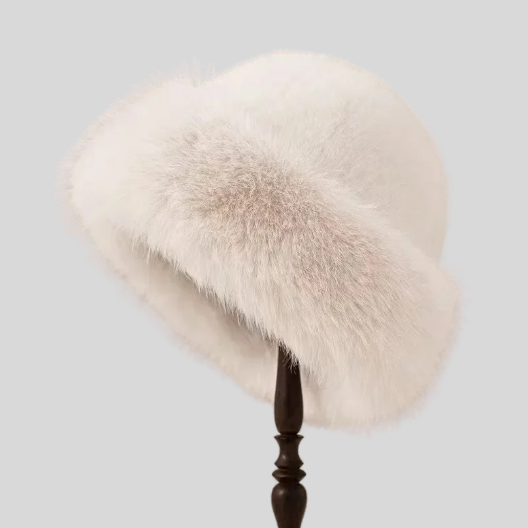 Chapeau élégant et douillet Sofie de Danoir Paris, en tissu chaud, porté sur une tête féminine, style chic et sophistiqué.