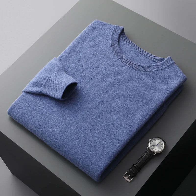 Pull en cachemire élégant Piero de Danoir Paris, couleur neutre, détails raffinés, porté sur un modèle.