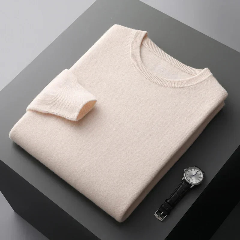 Pull en cachemire élégant Danoir Paris Piero, couleur neutre, finition raffinée, porté sur un mannequin.