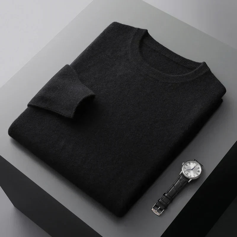 Pull en cachemire élégant Piero de Danoir Paris, couleur neutre, porté sur un mannequin, détail fin et texture douce visible.