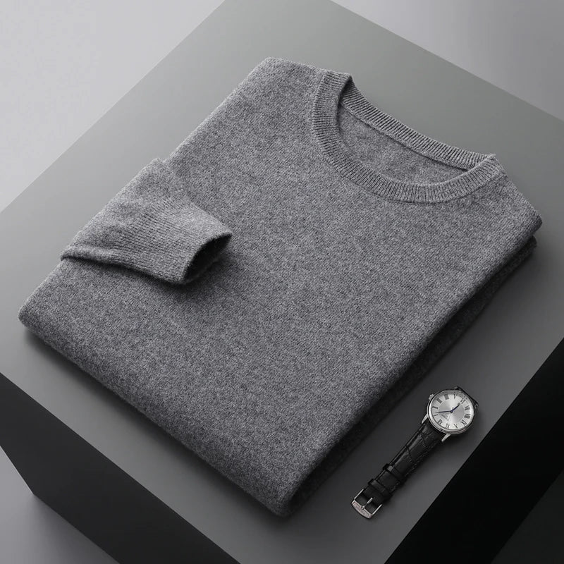 Pull en cachemire élégant Piero de Danoir Paris, en gris avec col rond et finition soignée, porté sur un mannequin.